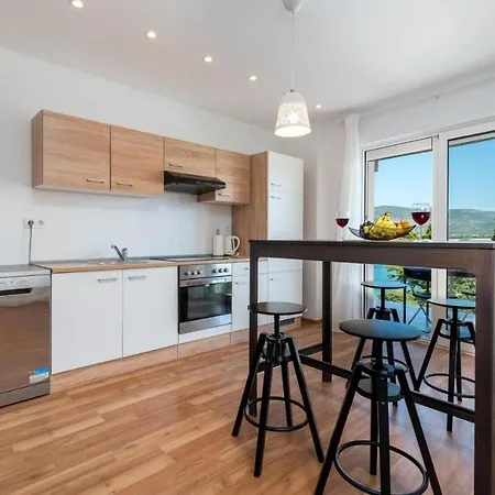 Апартаменти Family-friendly With Swimming Pool Mastrinka, Ciovo - 23984 Трогір